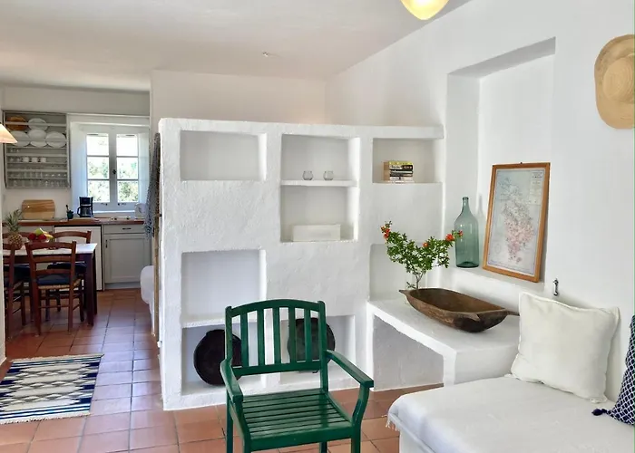 Alkyonis מלון דירות 3*